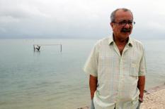 João Ubaldo passeando na ilha de Itaparica
